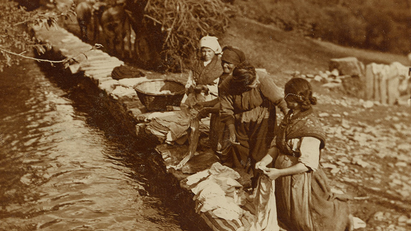 'Mulleres lavando a roupa no río', por Helena Villar Janeiro